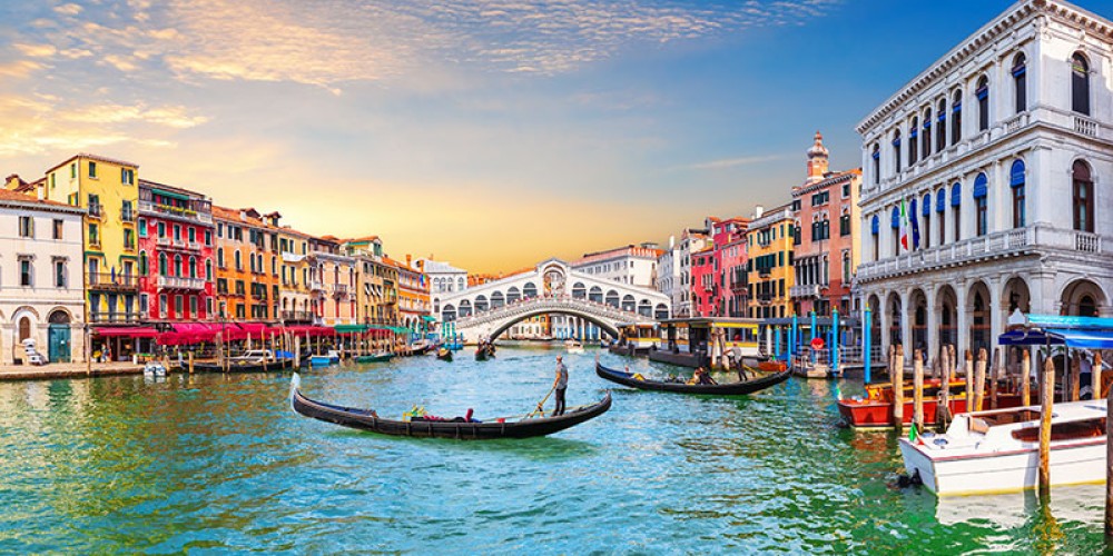 VENETIAN SUNSET: JOURNEY THROUGH SECRET CANALS AND ALLEYWAYS