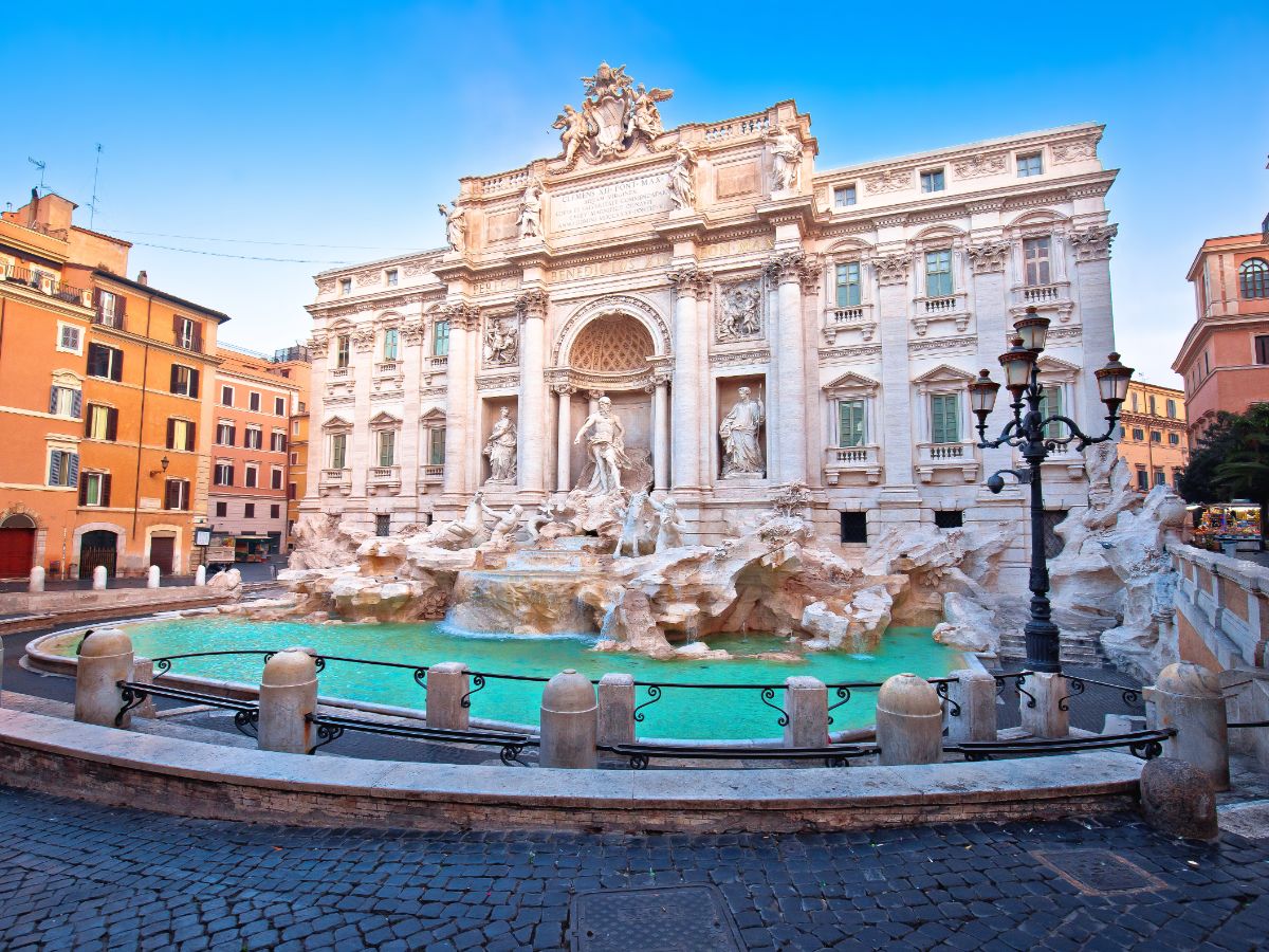 trevi fountain early morning